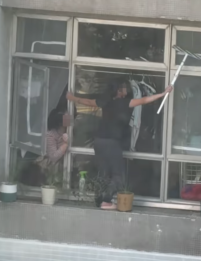 海怡半島一名外傭站出窗外花槽抹窗。(facebook群組「海怡半島討論區」影片)