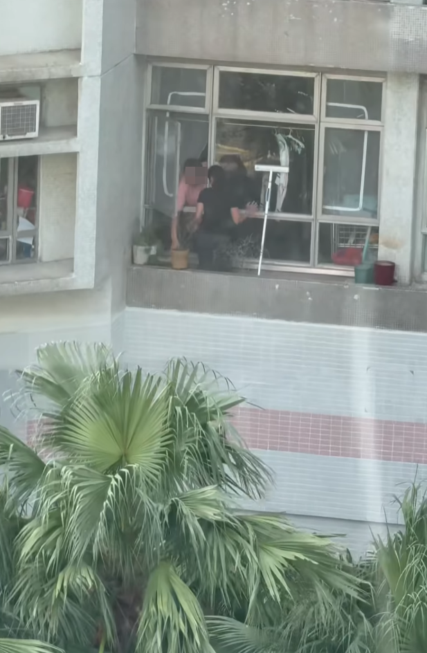 海怡半島一名外傭站出窗外花槽抹窗。(facebook群組「海怡半島討論區」影片)