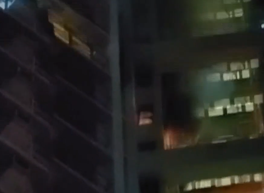 天水圍天澤邨單位起火(有線新聞片段截圖)