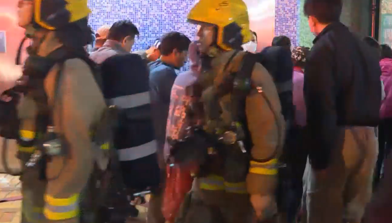 天水圍天澤邨單位起火(有線新聞片段截圖)