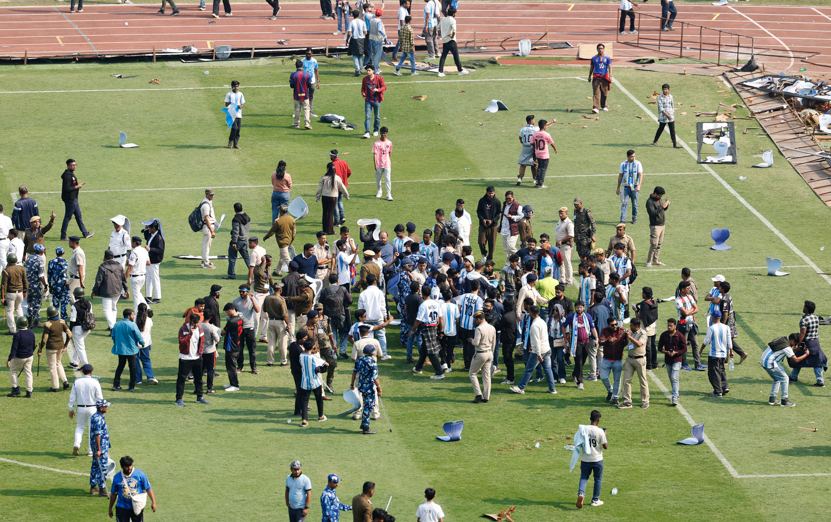 美斯展開印度之旅,第一站加爾各答已引發風波,於球場活動現身時因人潮失控,不足10分鐘就離場,現場8萬球迷極度不滿,引發騷亂。(路透社)