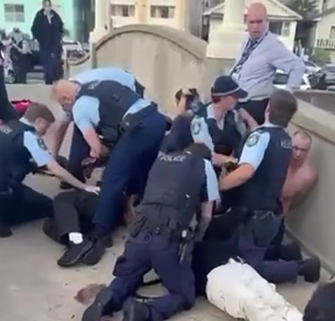 警員協助急救。(互聯網)