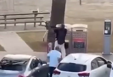 網上流傳片段,據報是一名男子從後搶槍一刻。(互聯網)