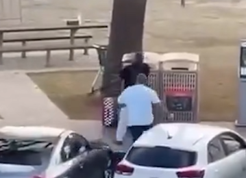 網上流傳片段,據報是一名男子從後搶槍一刻。(互聯網)