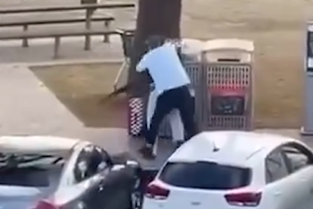 網上流傳片段,據報是一名男子從後搶槍一刻。(互聯網)