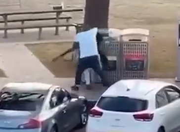 網上流傳片段,據報是一名男子從後搶槍一刻。(互聯網)