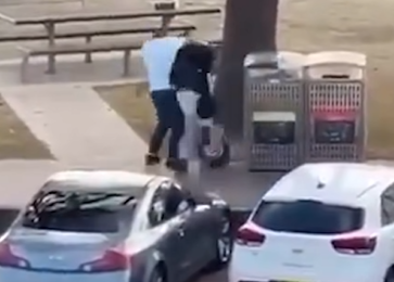 網上流傳片段,據報是一名男子從後搶槍一刻。(互聯網)