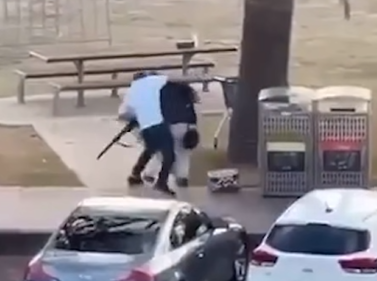 網上流傳片段,據報是一名男子從後搶槍一刻。(互聯網)