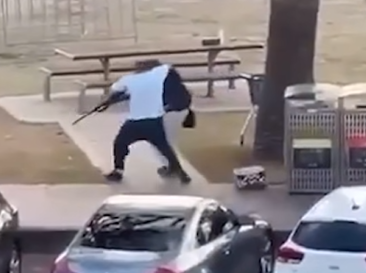 網上流傳片段,據報是一名男子從後搶槍一刻。(互聯網)