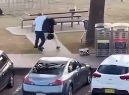 網上流傳片段,據報是一名男子從後搶槍一刻。(互聯網)