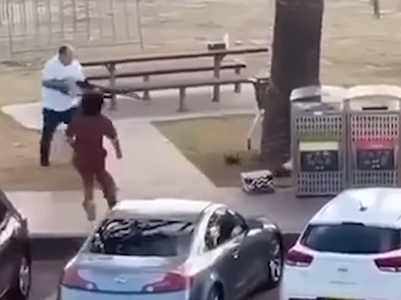 網上流傳片段,據報是一名男子從後搶槍一刻。(互聯網)