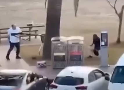 網上流傳片段,據報是一名男子從後搶槍一刻。(互聯網)