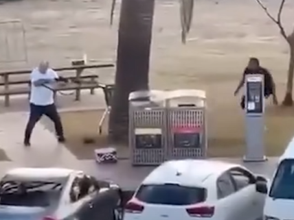 網上流傳片段,據報是一名男子從後搶槍一刻。(互聯網)