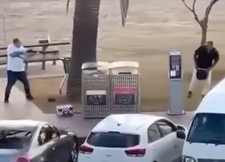 網上流傳片段,據報是一名男子從後搶槍一刻。(互聯網)