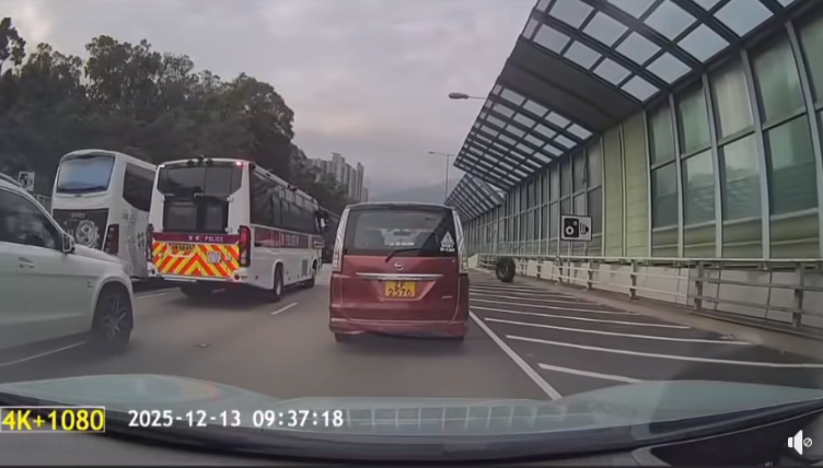 一個巨型車輪在路邊滾動。(網上影片截圖)