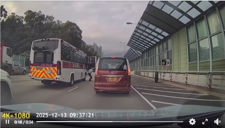 一個巨型車輪在路邊滾動。(網上影片截圖)