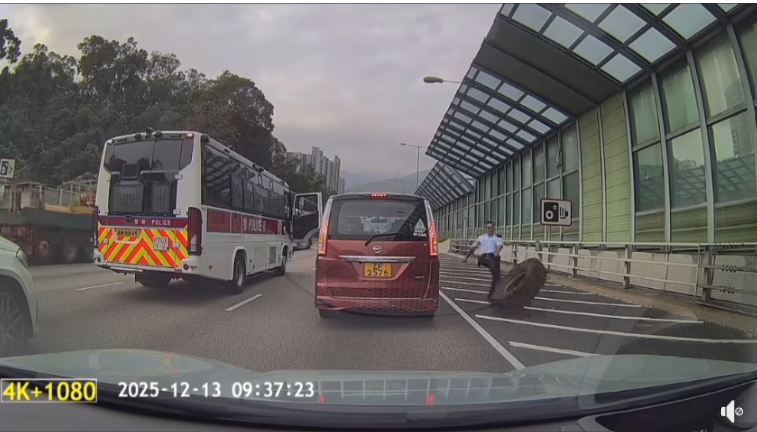 男警一腳踢跌車輪。(網上影片截圖)