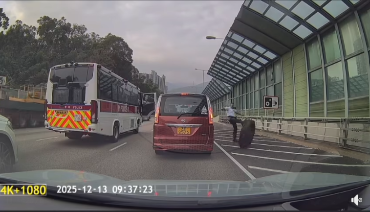 男警一腳踢跌車輪。(網上影片截圖)