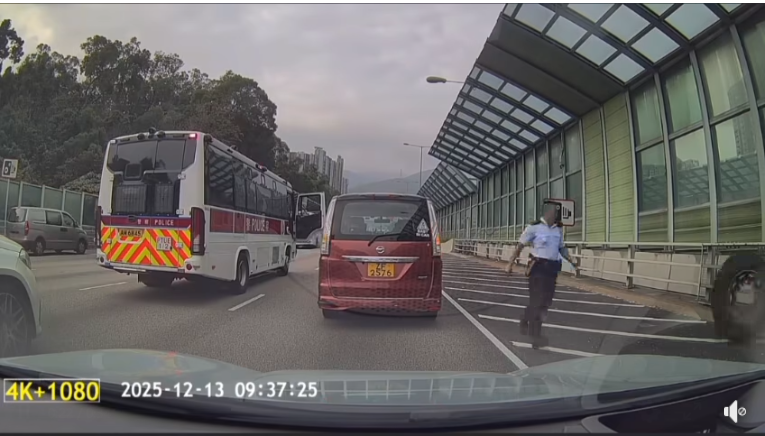 男警一腳踢跌車輪。(網上影片截圖)
