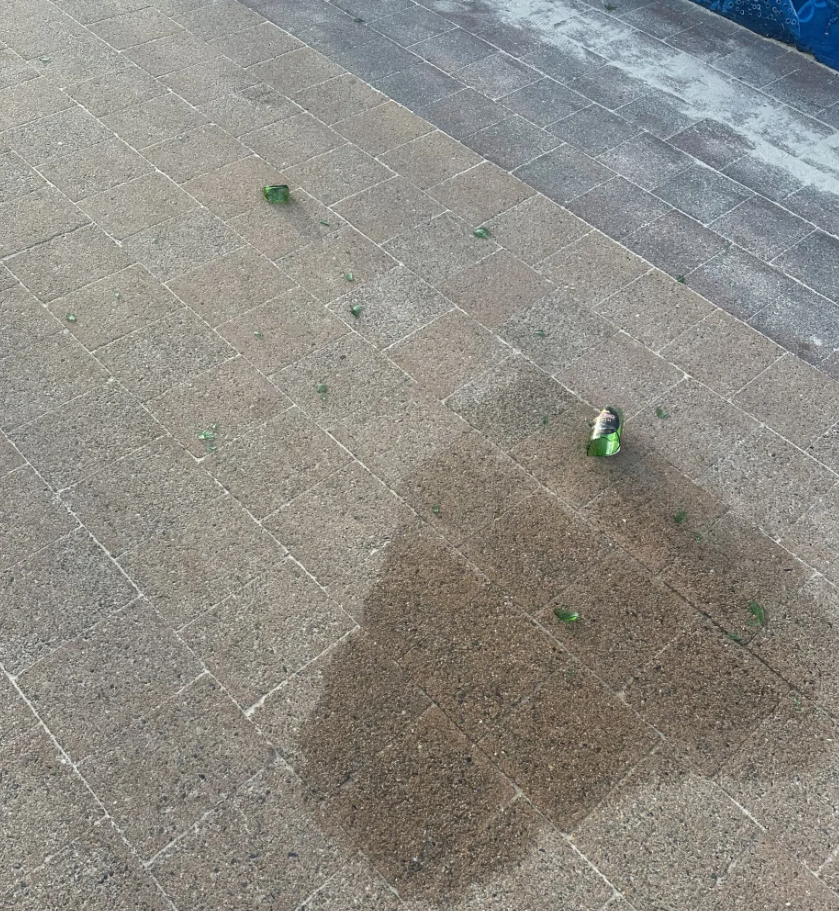 一名親歷事件的中國男網民當時正游泳,他憶述槍聲密集,形容「整個海邊就像地獄」,惟專案身體緊繃於海中浮沉沒法上岸,幸獲救生員協助救上岸邊躲避在衝浪板倉庫內。(網上圖片)