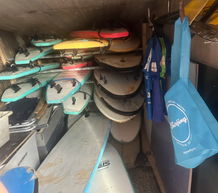 一名親歷事件的中國男網民當時正游泳,他憶述槍聲密集,形容「整個海邊就像地獄」,惟專案身體緊繃於海中浮沉沒法上岸,幸獲救生員協助救上岸邊躲避在衝浪板倉庫內。(網上圖片)