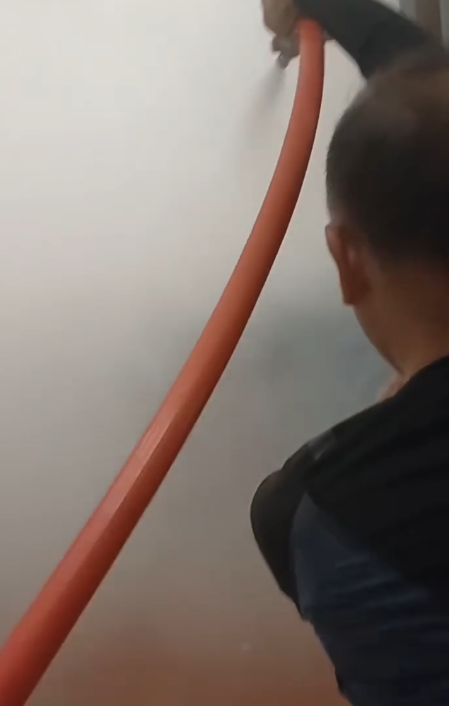 大埔一名外賣員於富蝶邨送餐時遇上火警,期間響起火警鐘聲,他在消防員抵達前與街坊合力拉消防喉救火(facebook群組「香港啤酒關注組」)