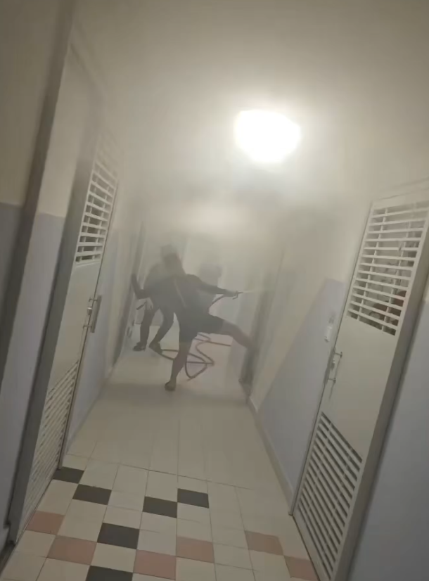 大埔一名外賣員於富蝶邨送餐時遇上火警,期間響起火警鐘聲,他在消防員抵達前與街坊合力拉消防喉救火(facebook群組「香港啤酒關注組」)