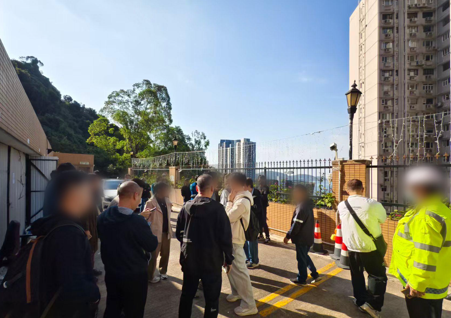 碧瑤灣逾30名搭棚工人向工程二判、物業管理公司及業主立案法團追討工資。(建造業總工會)