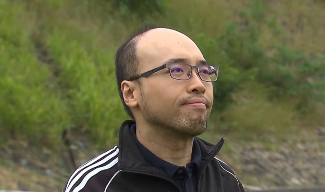 「35+」串謀顛覆國家政權案,判囚7年的趙家賢原訂2028年初才獲釋,惟因為獄中表現良好,獲懲教署按相關法例機制提前於10月底釋放,成為國安罪成者第一人。(無線新聞畫面)