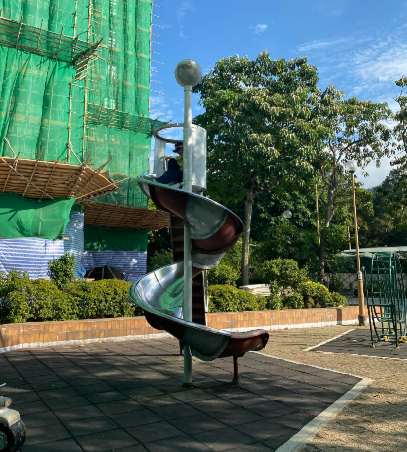 大埔宏福苑五級大火後,多個位於宏福苑外的兒童遊樂設施被拆除,包括經典鐵滑梯、毛毛蟲爬行架等。(everyday.9upper@Threads)