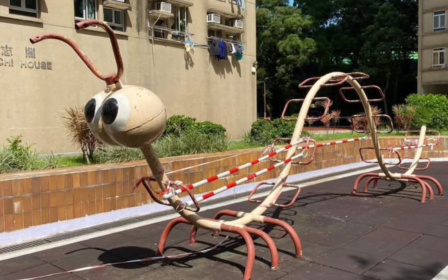 大埔宏福苑五級大火後,多個位於宏福苑外的兒童遊樂設施被拆除,包括經典鐵滑梯、毛毛蟲爬行架等。(everyday.9upper@Threads)