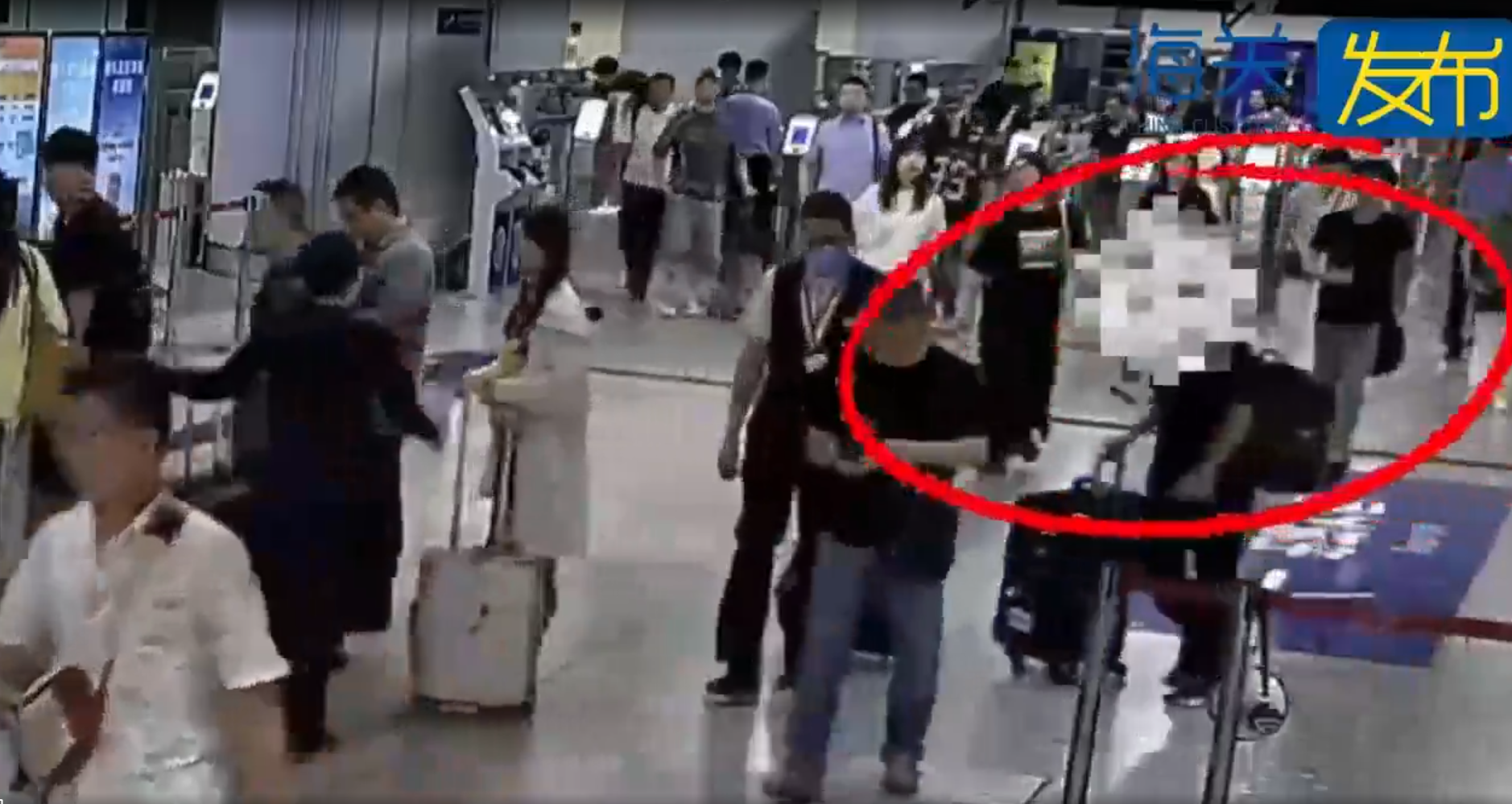 近日,西九龍站海關查獲一名阿富汗男旅客,攜帶古文物出境。(海關發布)