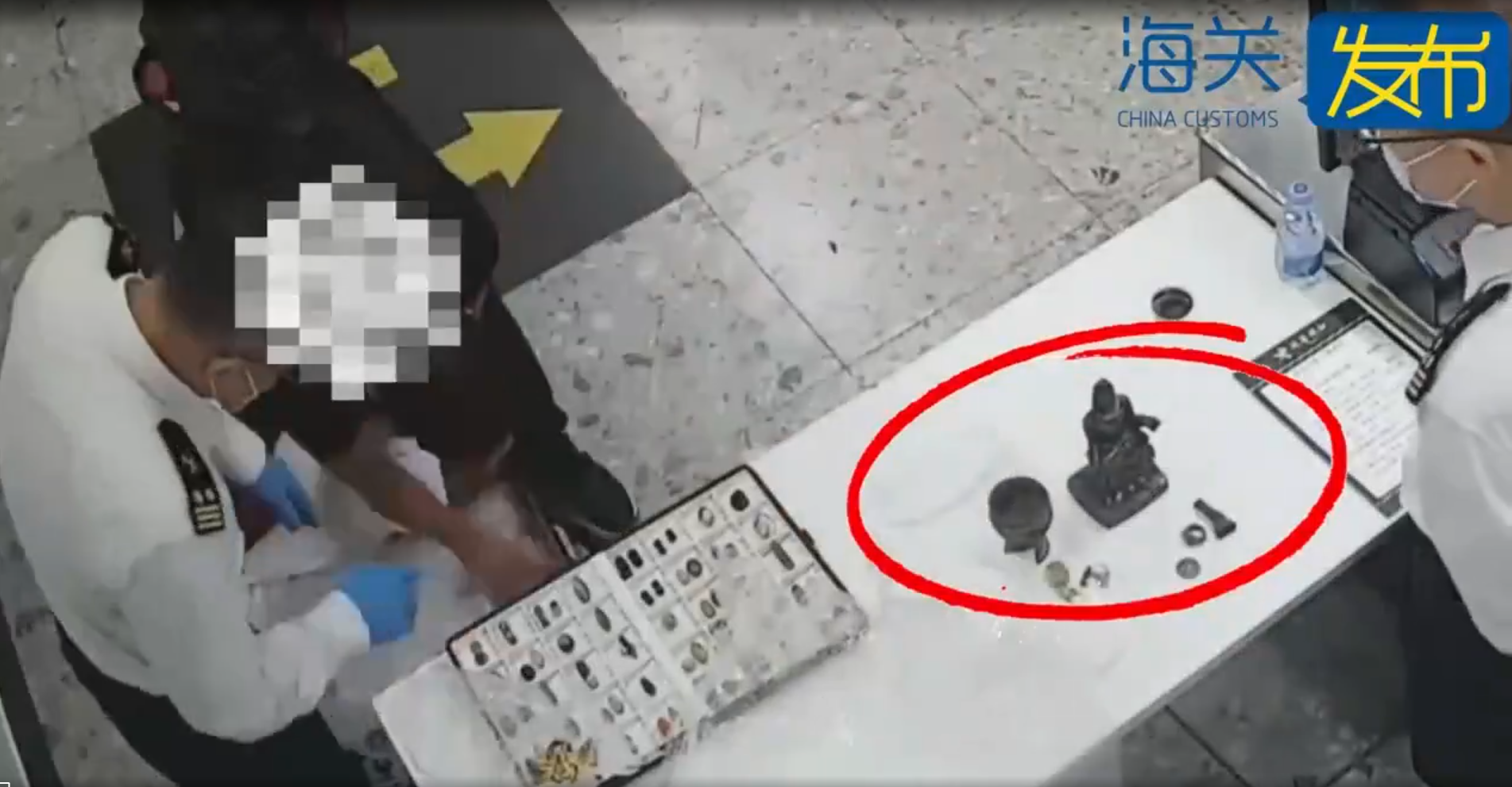 近日,西九龍站海關查獲一名阿富汗男旅客,攜帶古文物出境。(海關發布)