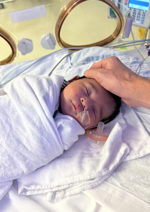 蘇茲誕下男嬰,母子平安。(互聯網)