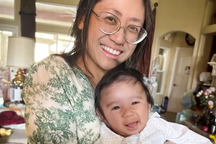 蘇茲誕下男嬰,母子平安。(互聯網)