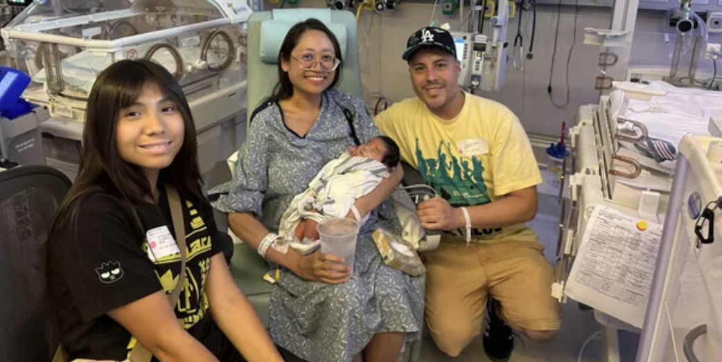 蘇茲誕下男嬰,母子平安。(互聯網)