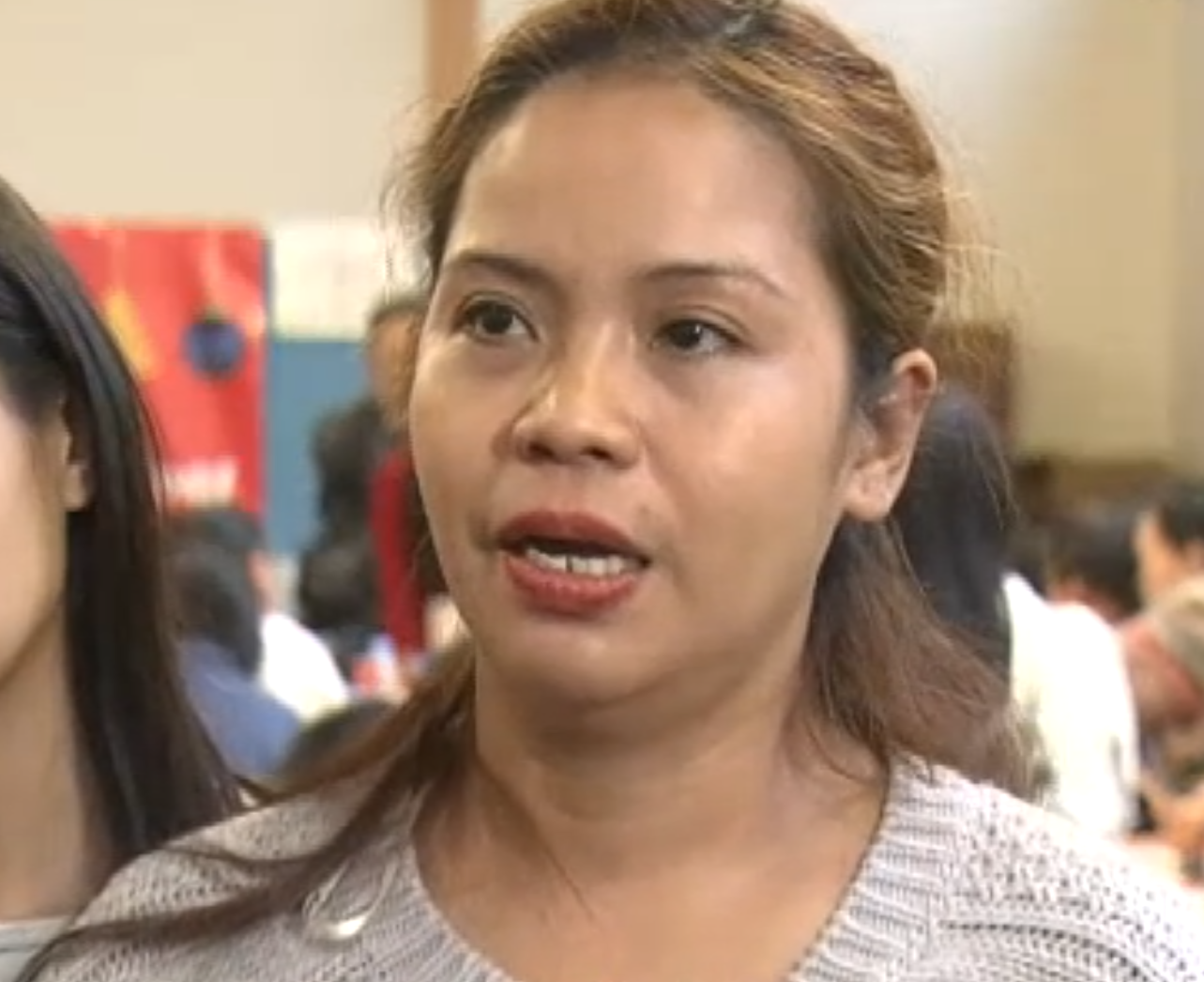 於宏福苑工作近一年的菲傭Vame雖然勇救BB及長者死裡逃生,惟災後卻以財政原因被僱主終止合約,獲關注外勞的組織提供臨時住宿和生活物資應急。(電視畫面)