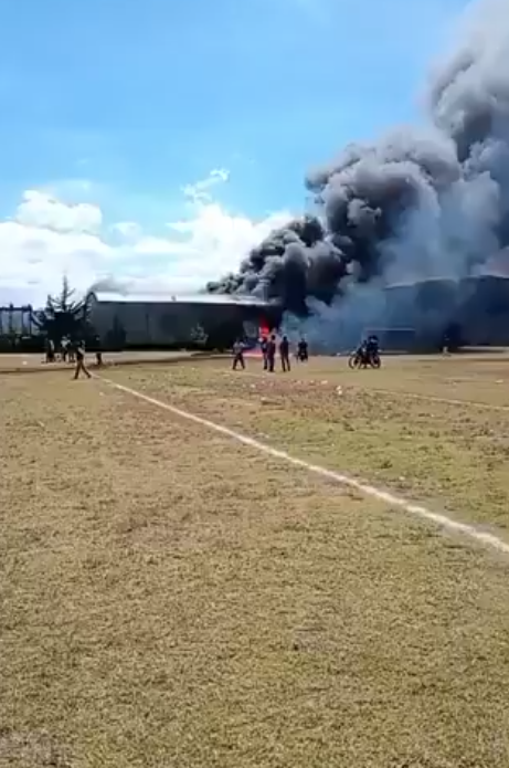 墨西哥飛機迫降足球場撞屋頂釀7死 130人急撤離