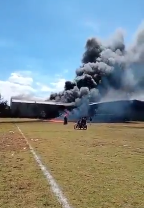 墨西哥飛機迫降足球場撞屋頂釀7死 130人急撤離