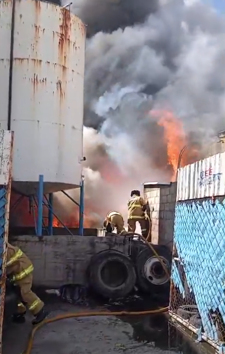 墨西哥飛機迫降足球場撞屋頂釀7死 130人急撤離
