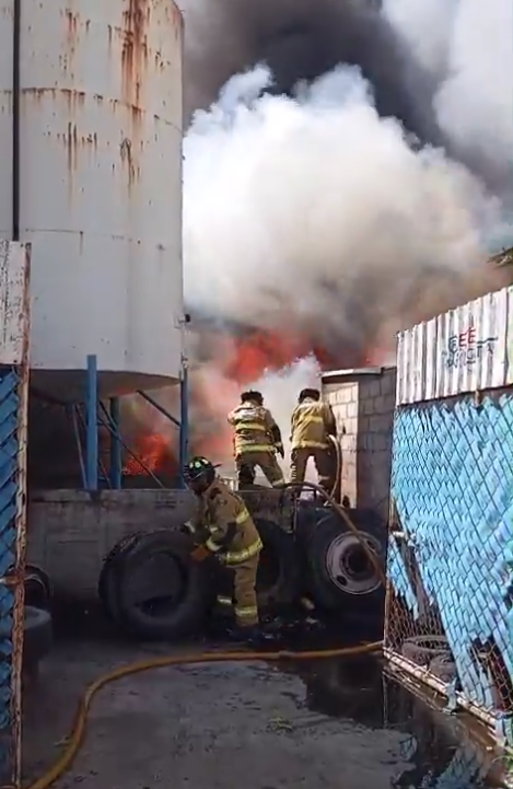 墨西哥飛機迫降足球場撞屋頂釀7死 130人急撤離
