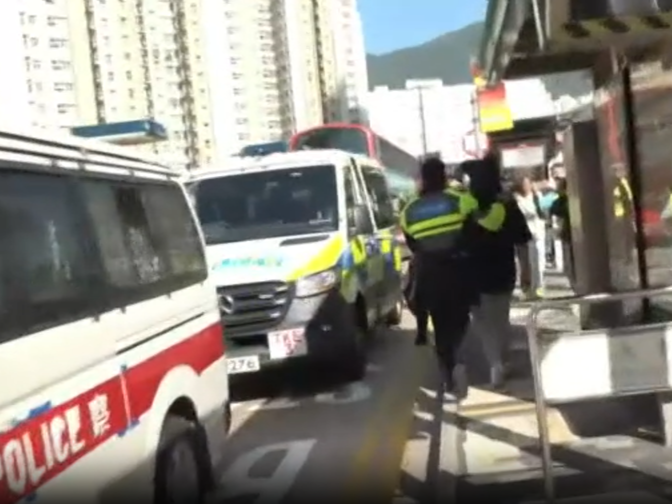 九龍塘幼稚園校巴左搖右擺慢駛,24歲司機疑吸大麻毒駕被捕。(now新聞截圖)