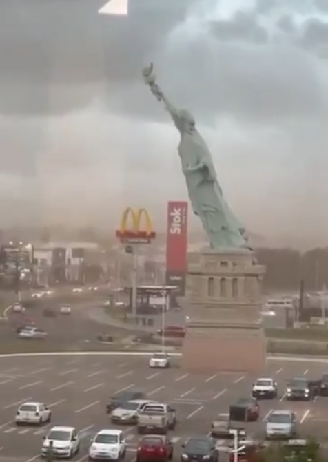 大風吹倒巴西35米高自由神像 差點壓中汽車(有片)
