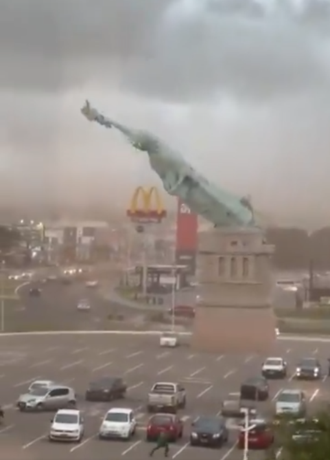 大風吹倒巴西35米高自由神像。(互聯網)