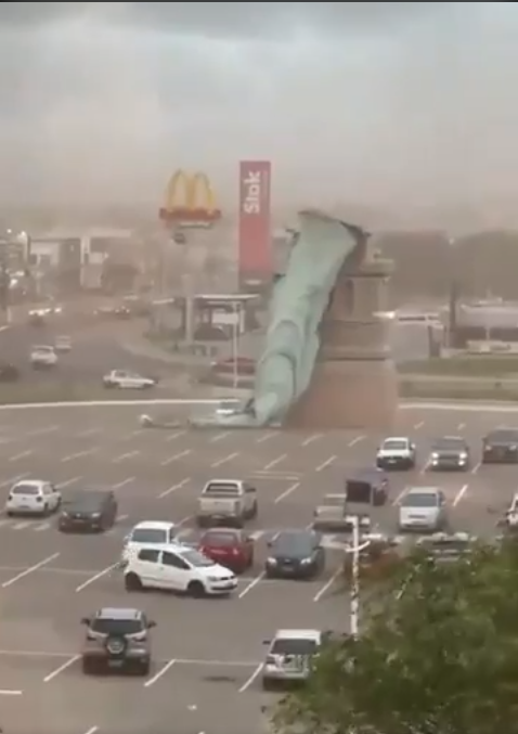 大風吹倒巴西35米高自由神像。(互聯網)