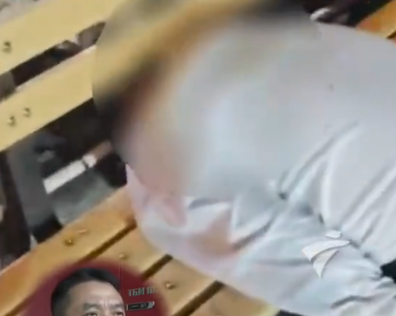 廣東中山港口鎮文化中心一名男子頭部被卡在長椅縫隙中。消防接報後赴現場處置,發現一名30多歲男子頭部卡在長椅木條之間縫隙當中,經現場醫護人員檢查,發現男子神志不清,處於醉酒狀態。(影片截圖)