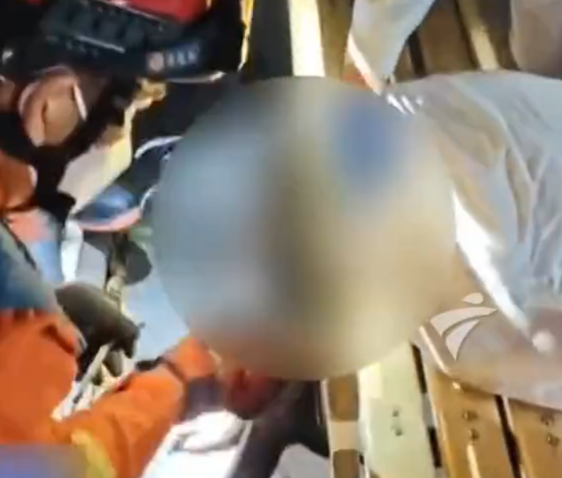 廣東中山港口鎮文化中心一名男子頭部被卡在長椅縫隙中。消防接報後赴現場處置,發現一名30多歲男子頭部卡在長椅木條之間縫隙當中,經現場醫護人員檢查,發現男子神志不清,處於醉酒狀態。(影片截圖)