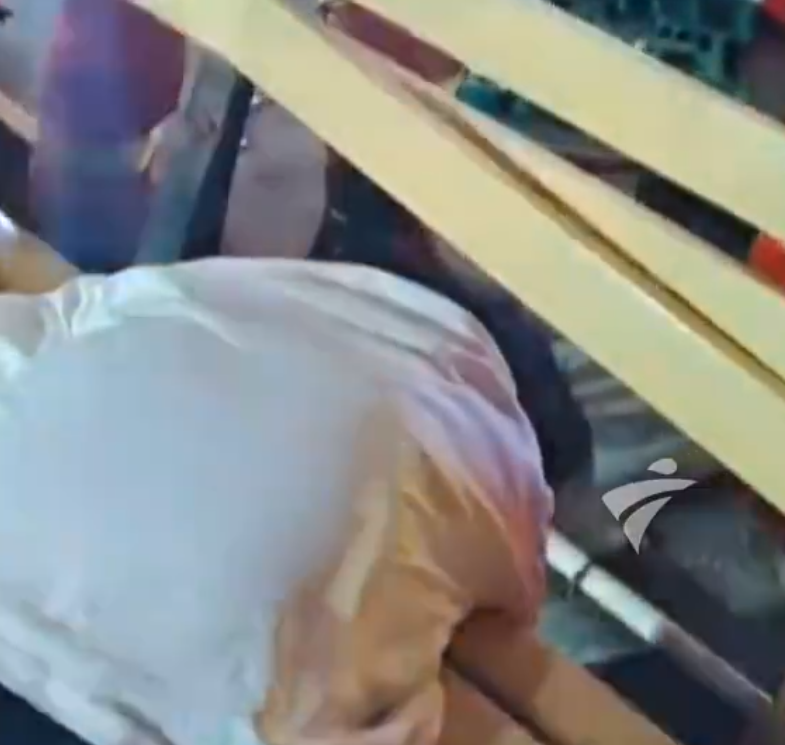 廣東中山港口鎮文化中心一名男子頭部被卡在長椅縫隙中。消防接報後赴現場處置,發現一名30多歲男子頭部卡在長椅木條之間縫隙當中,經現場醫護人員檢查,發現男子神志不清,處於醉酒狀態。(影片截圖)