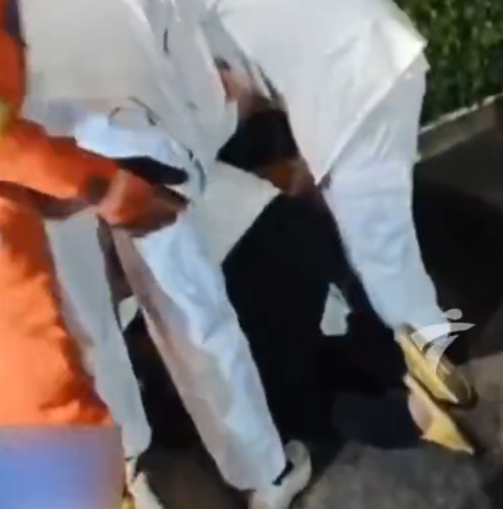 廣東中山港口鎮文化中心一名男子頭部被卡在長椅縫隙中。消防接報後赴現場處置,發現一名30多歲男子頭部卡在長椅木條之間縫隙當中,經現場醫護人員檢查,發現男子神志不清,處於醉酒狀態。(影片截圖)