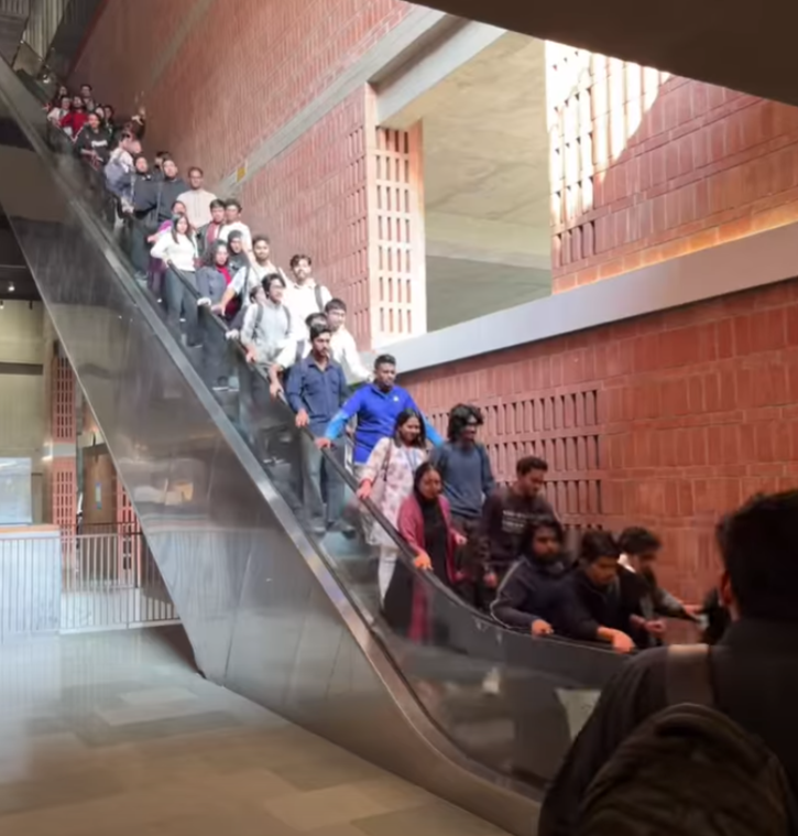 孟加拉達卡一所大學一條扶手電梯疑因技術故障突然「加速」運行,多名學生嚇至尖叫,場面一度混亂(影片截圖)